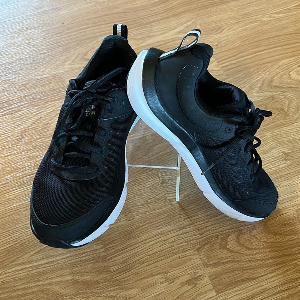 Under Armour Women’s Black Charged Assert 10 Running Shoe Size 8.5